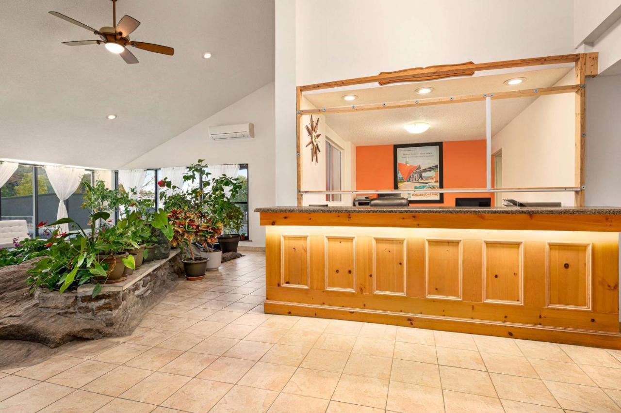 Howard Johnson By Wyndham Gravenhurst Ngoại thất bức ảnh