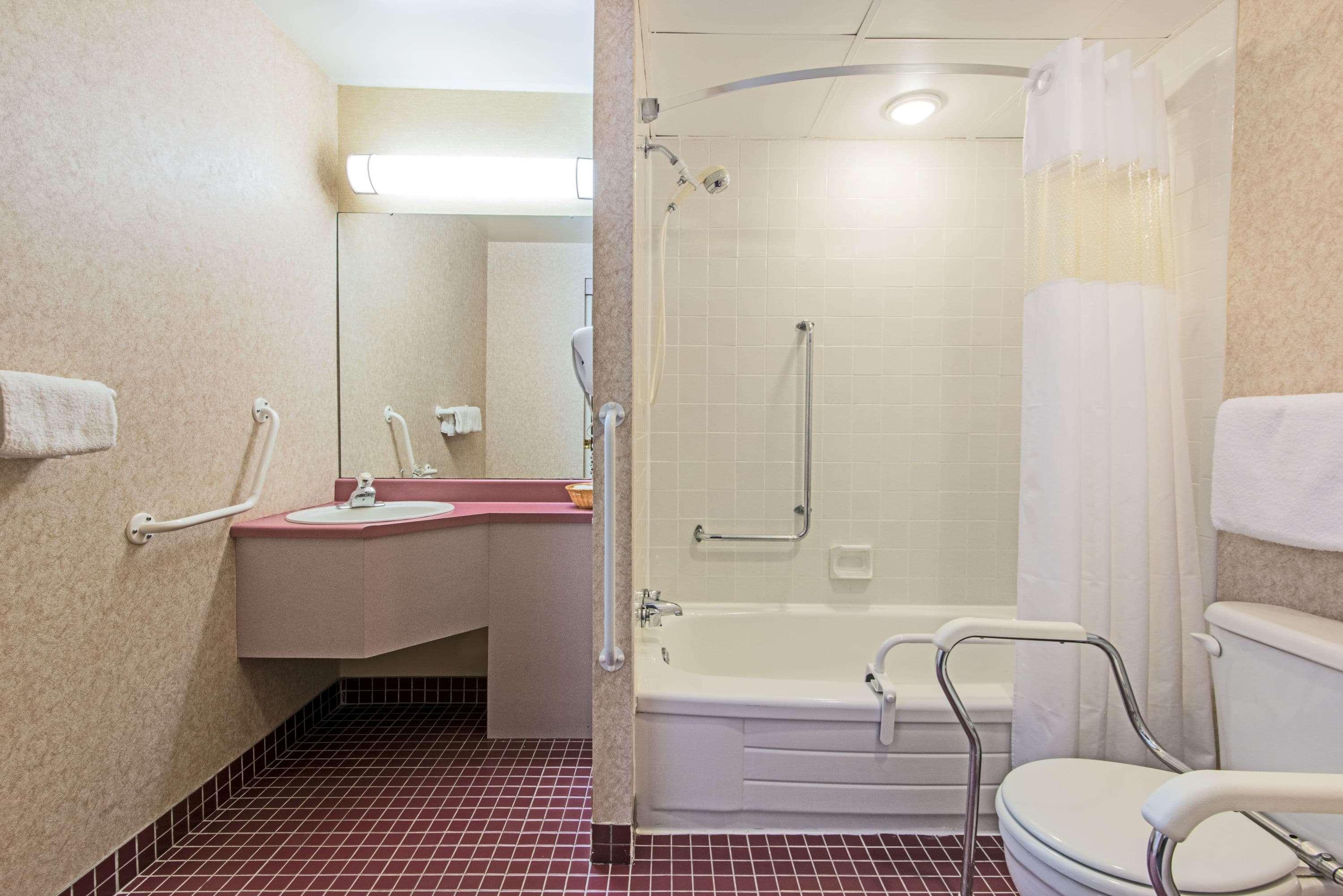 Howard Johnson By Wyndham Gravenhurst Ngoại thất bức ảnh